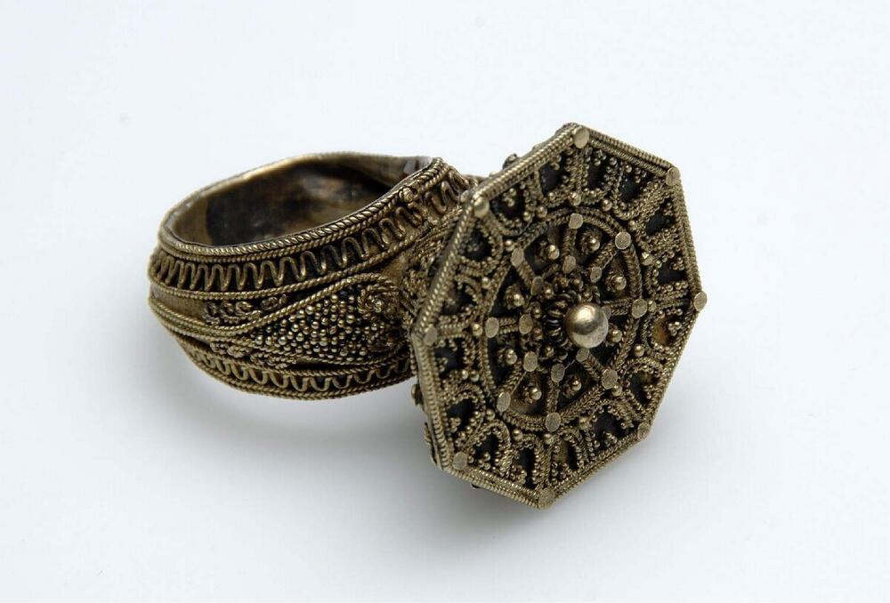 Vergulde zilveren ring met opstaande knop voor mannen