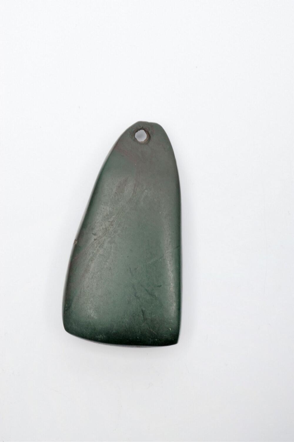 Stenen hanger, gebruikt als amulet