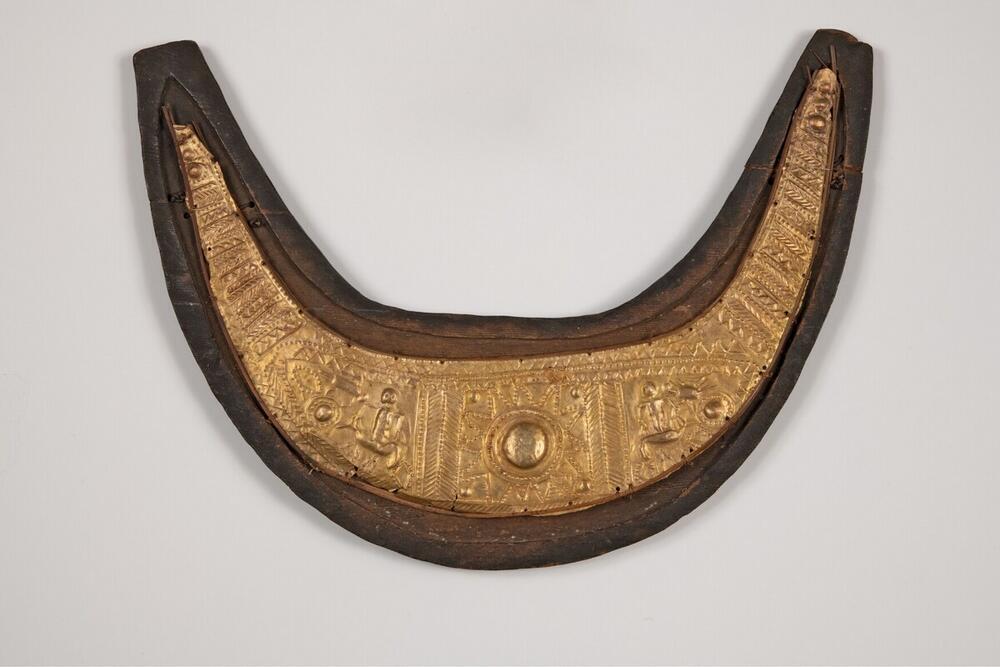 Gold forehead ornament and box