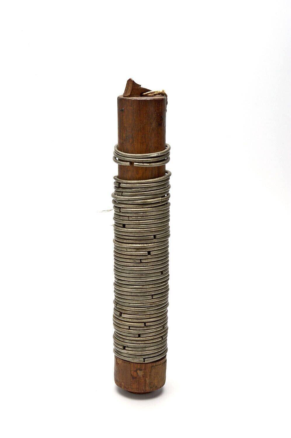 Tinnen armbanden om een houten cylinder