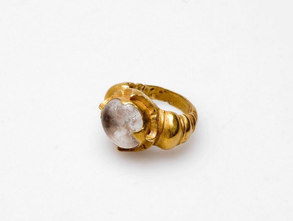 Gouden ring met steen van bergkristal