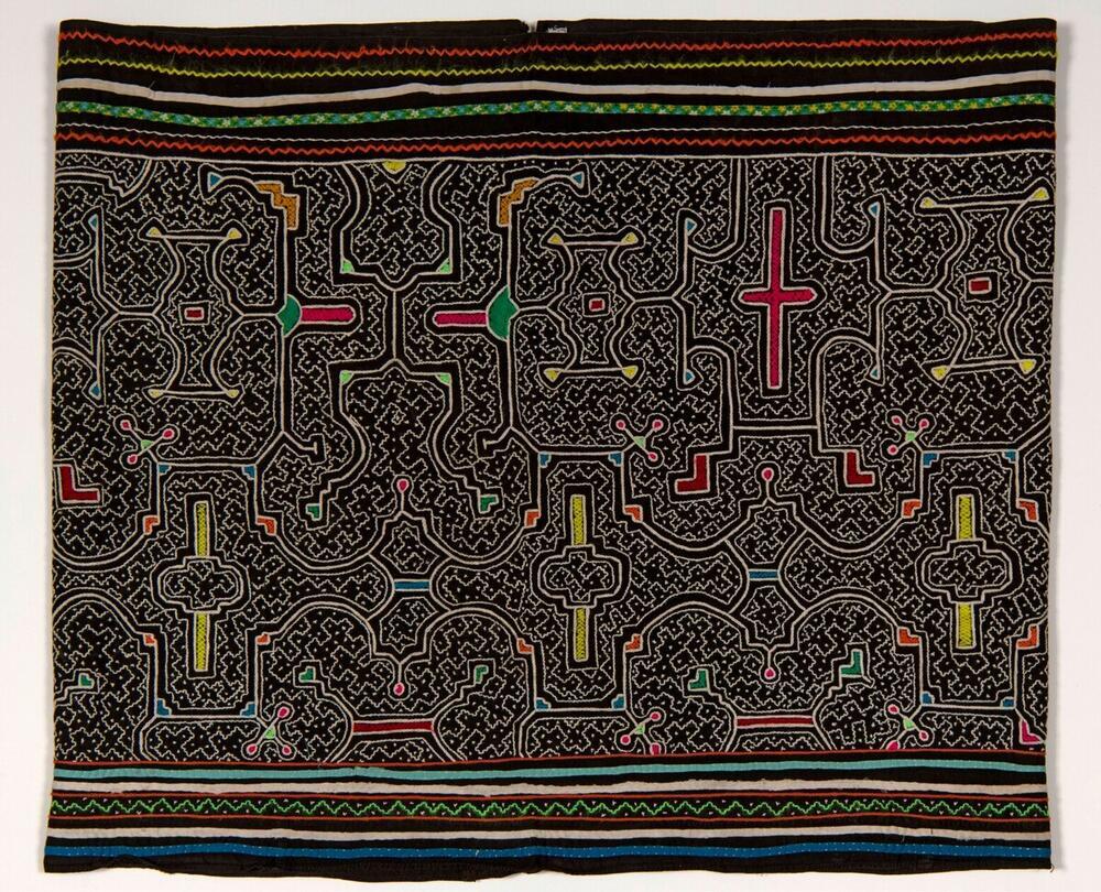 Rok met geborduurde geometrische motieven, die door jonge vrouwen wordt gedragen