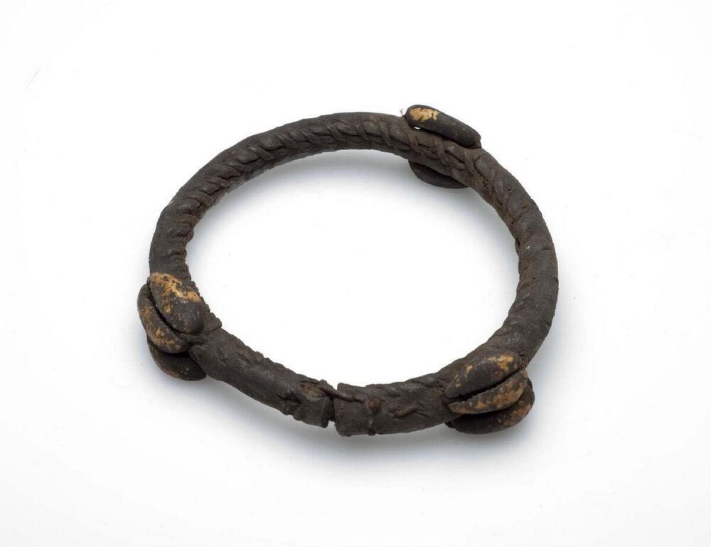 Leren armband met schelpen, gedragen als bescherming tegen ziekte en oorlog
