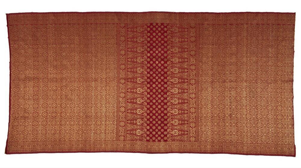 Zijden sarong, doorweven met gouddraad