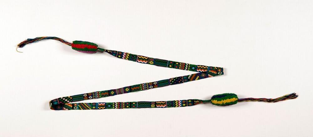 Groene haarband met geometrische motieven