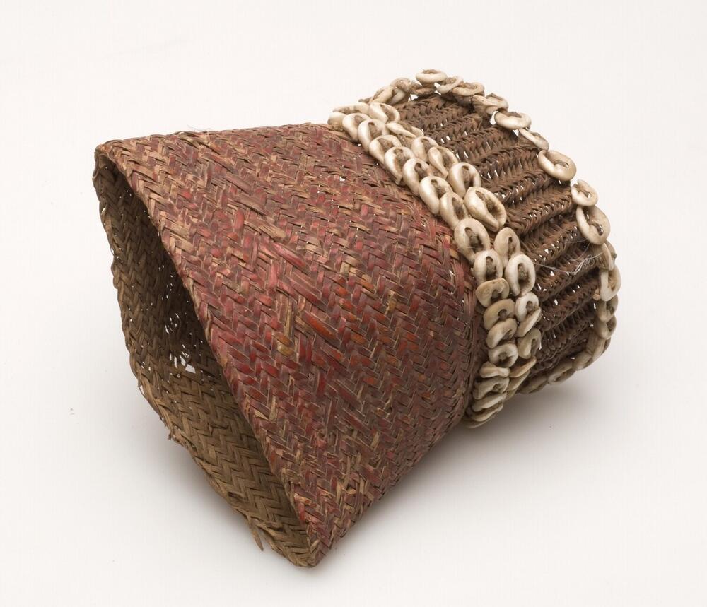 Gevlochten armband versierd met nassaschelpjes