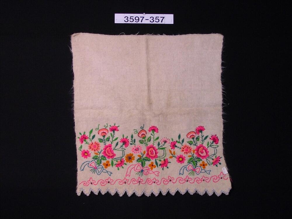Wollen doek met veelkleurige geborduurde bloemen