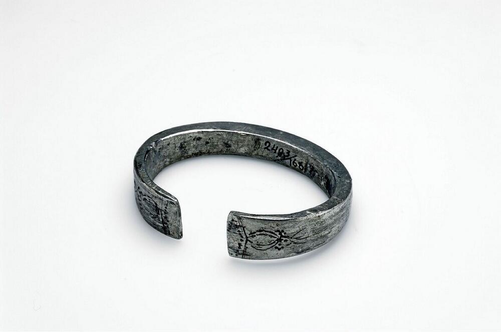 Armband van ijzerlegering met florale motieven
