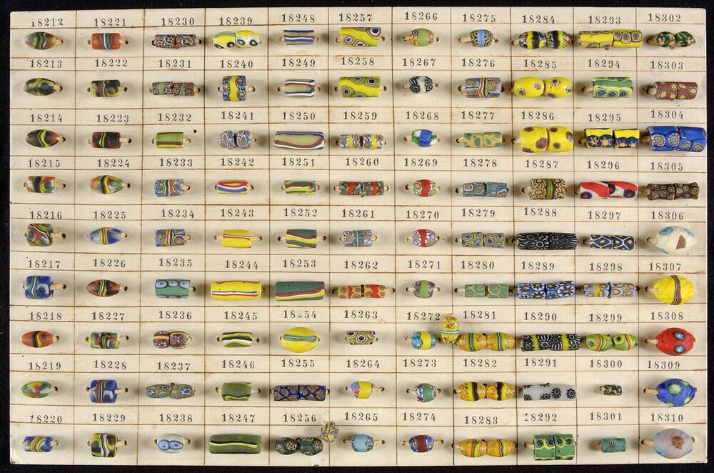 Karton met 99 fantasie- en mozaïekkralen [18212 t/m 18310]