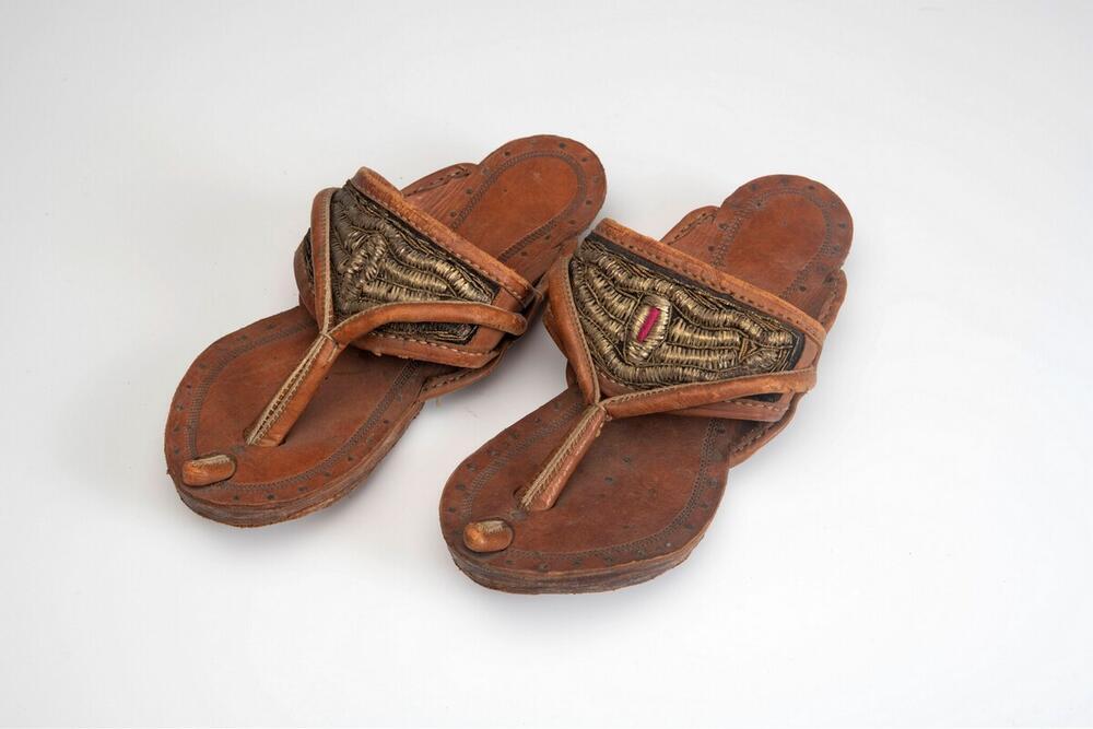 Een paar sandalen van buffelleder