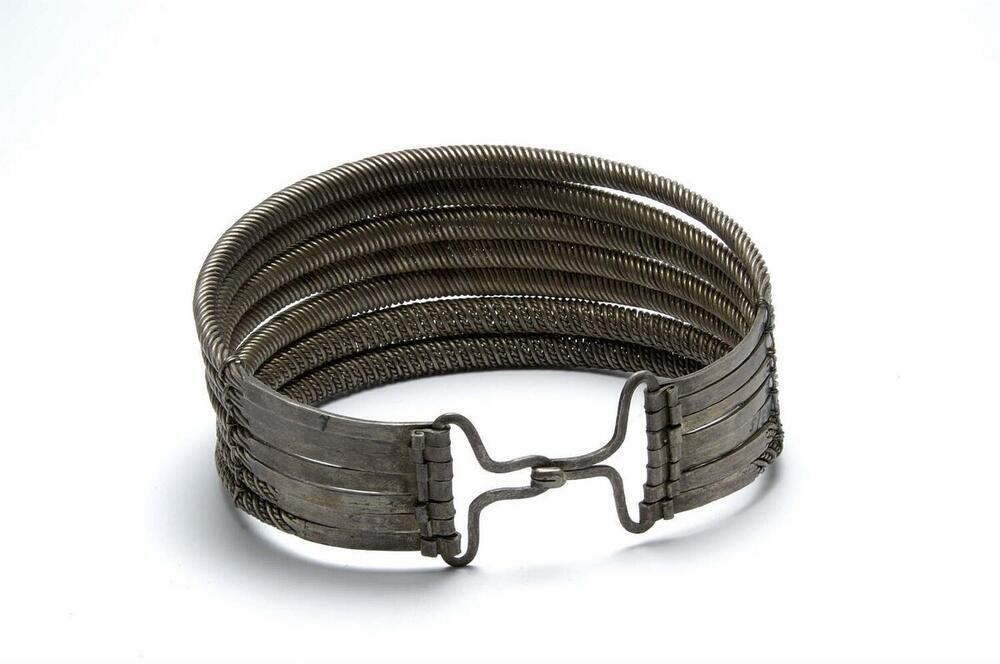 Zilveren halsband van gedraaide zilverdraden, gedragen door jonge meisjes