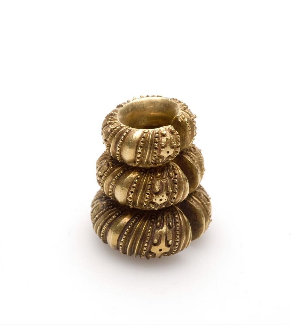 Gouden oorring voorzien van drie versierde ringen
