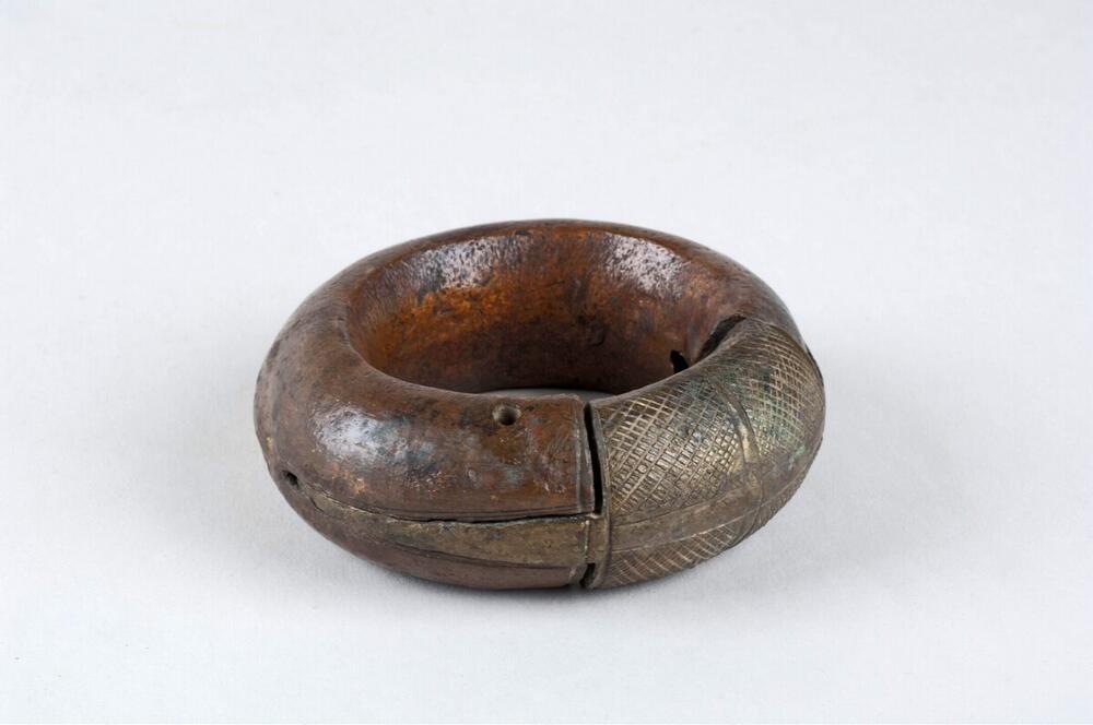Roodkoperen armband met geelkoperen sluitstuk