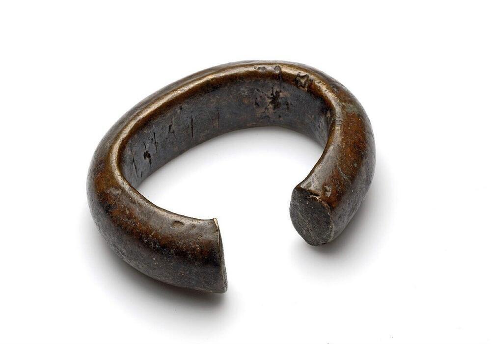 Bronzen enkelband, versierd met ingegrifte geometrische motieven