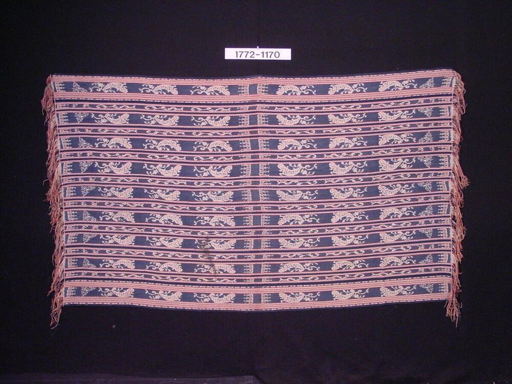 Katoenen weefsel, vermoedelijk een schouderdoek, met ornament in scheringikat