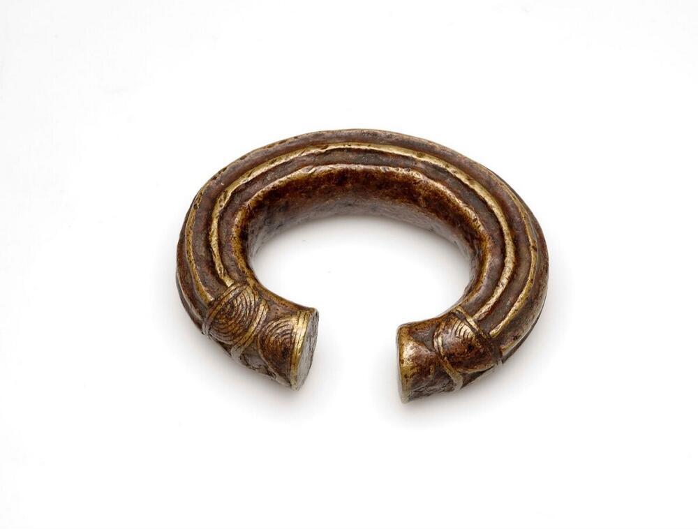 Ovaalvormige messingen armband met opening