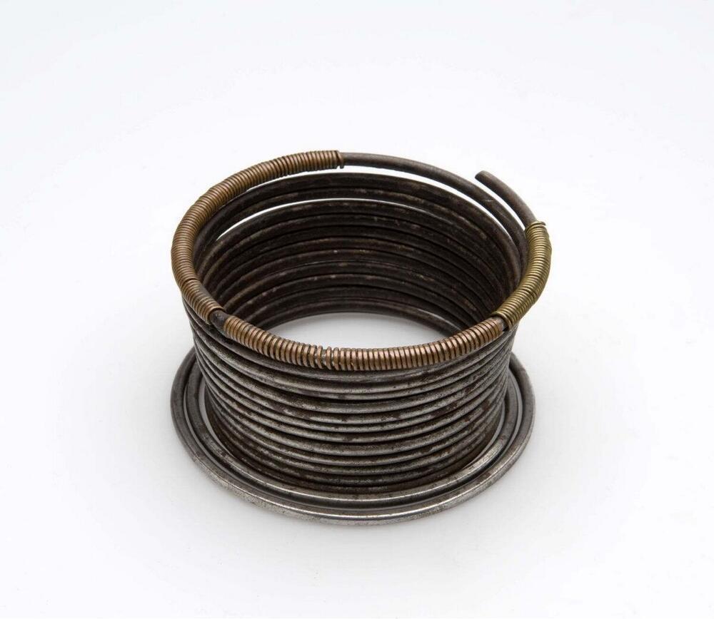 Metalen spiraalvormige armband