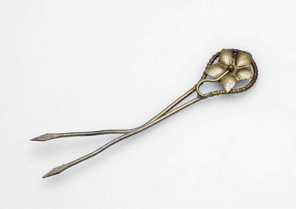 Koperen haarspeld met bloemfiguur