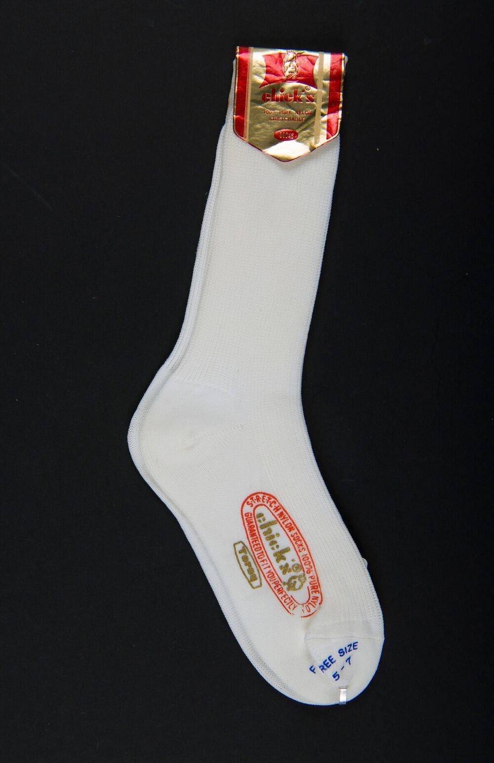 Een paar witte nylon sokken.