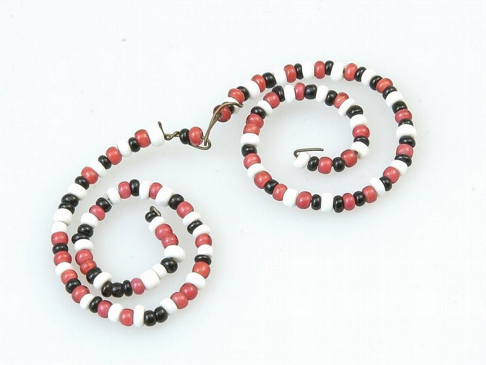 Paar kralen oorsieraden voor jonge meisjes