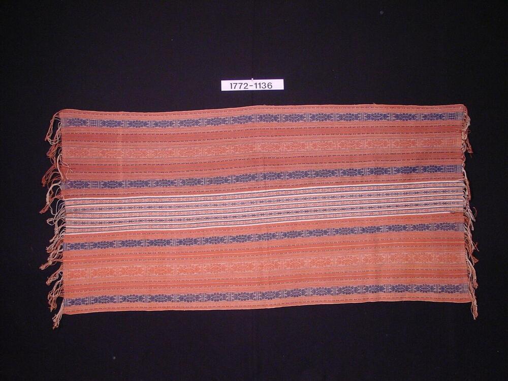 Katoenen schouderdoek met ornament in scheringtechniek