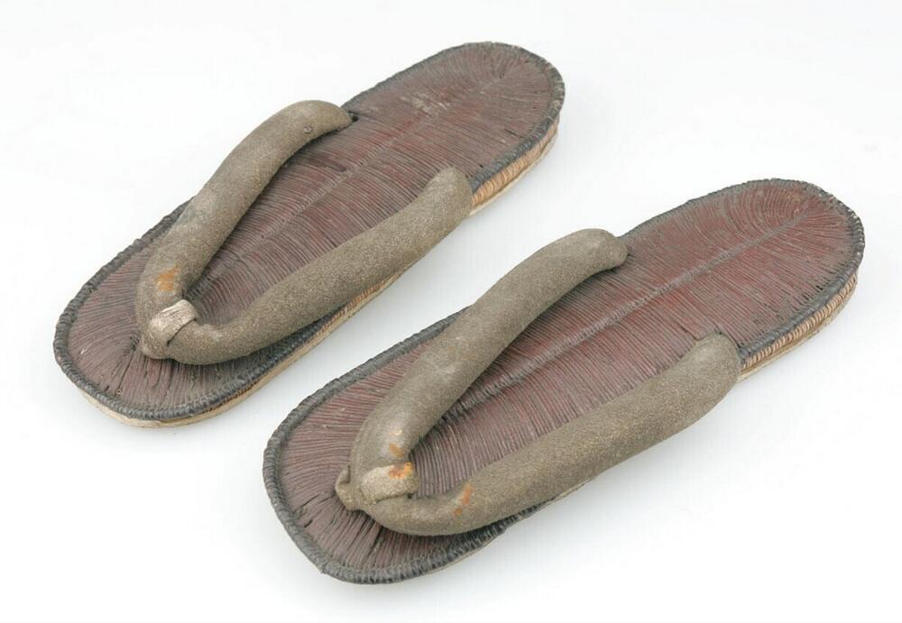 Een paar teenslippers