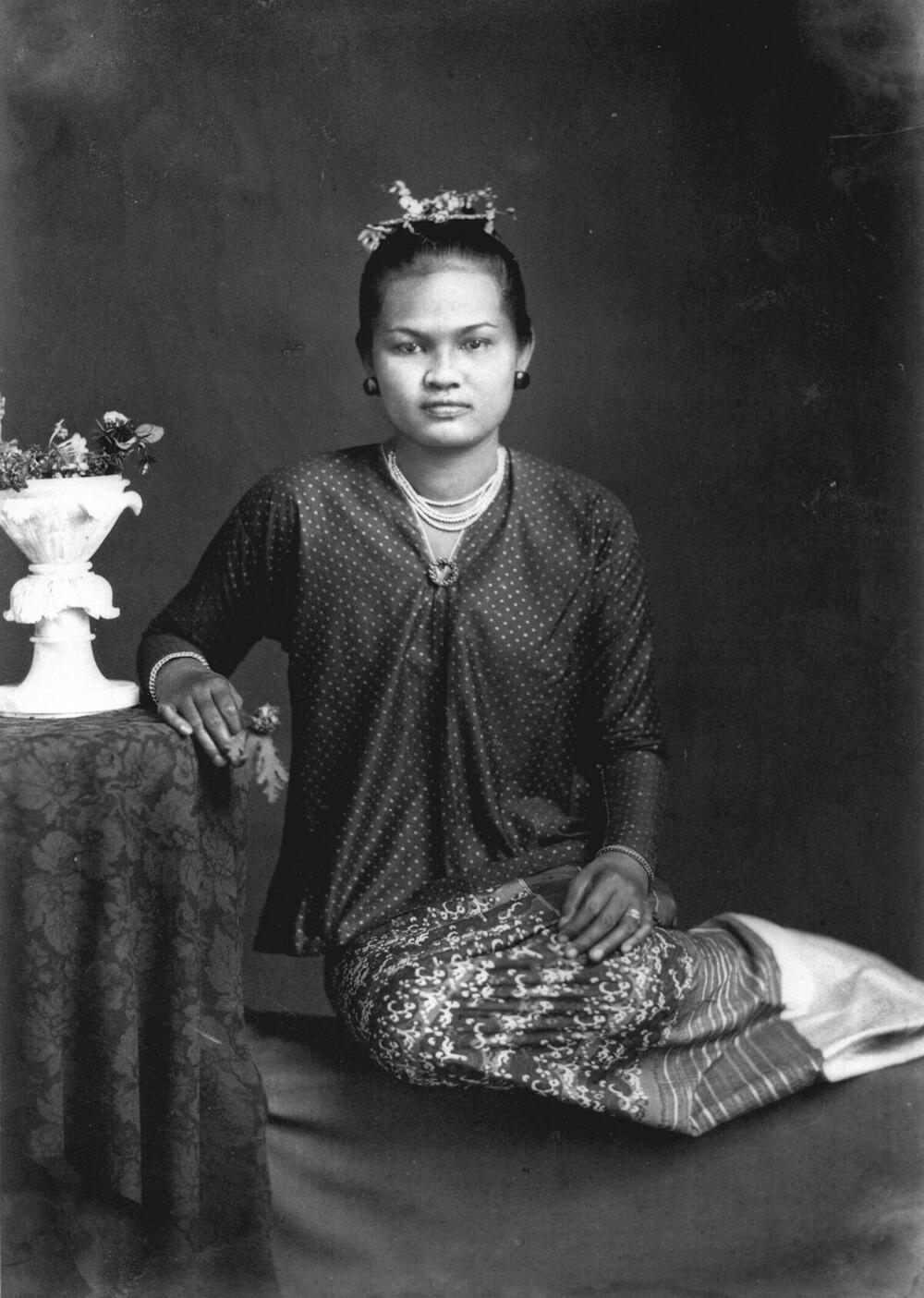 Studioportret van een vrouw in of uit Rangoon, Birma