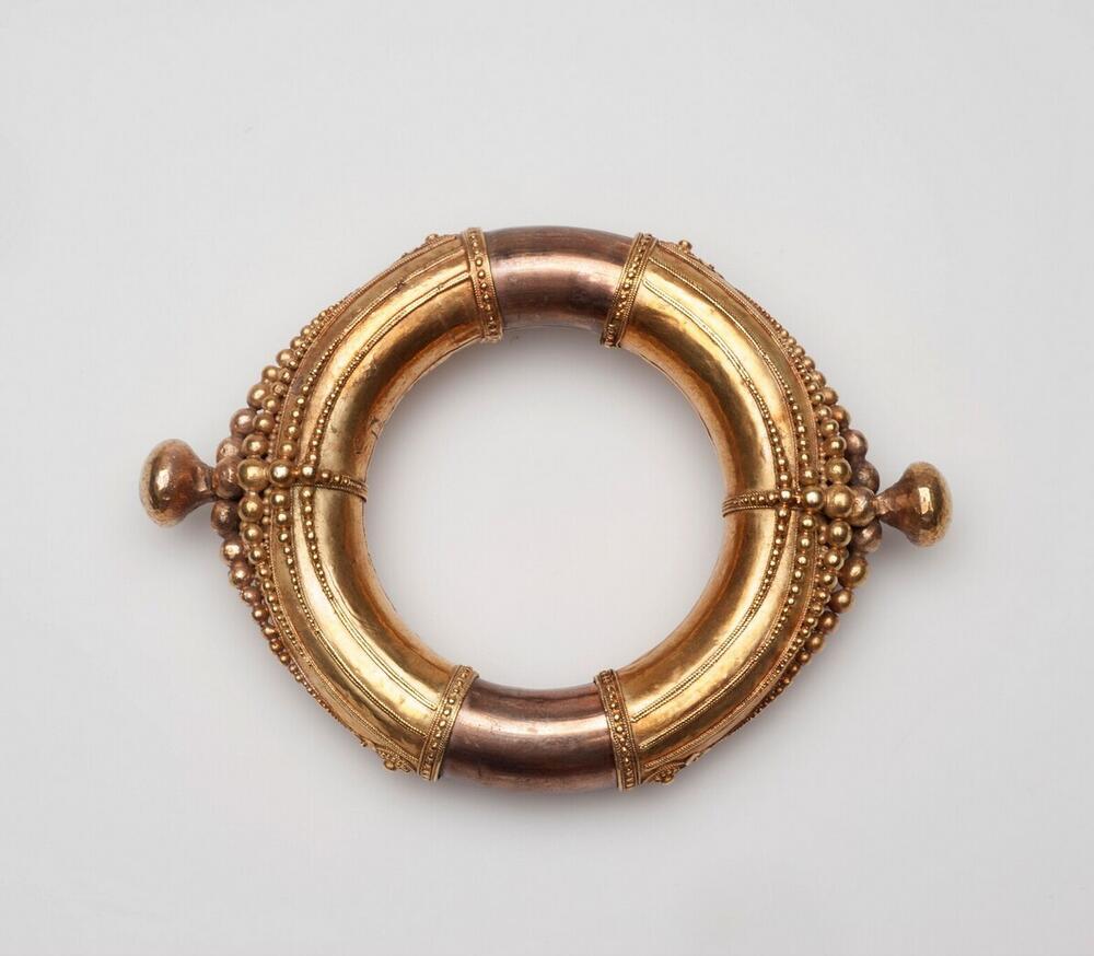 Gilt bracelet worn by important men
