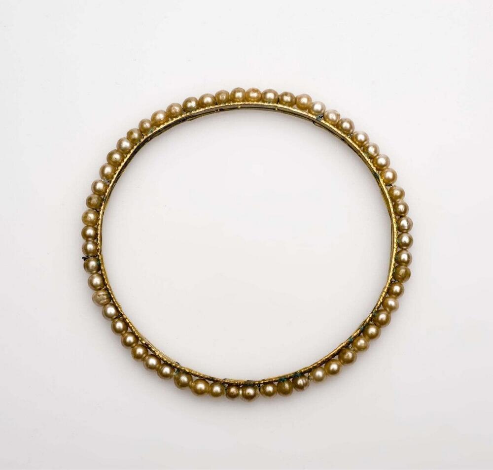 Armband met imitatieparels, behorende tot de bruidstooi