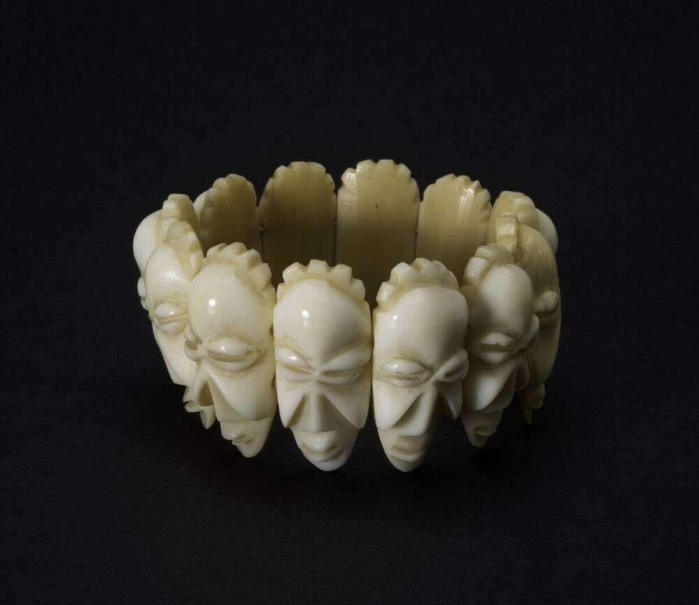 Ivoren armband, bestaande uit losse schakels in de vorm van maskers
