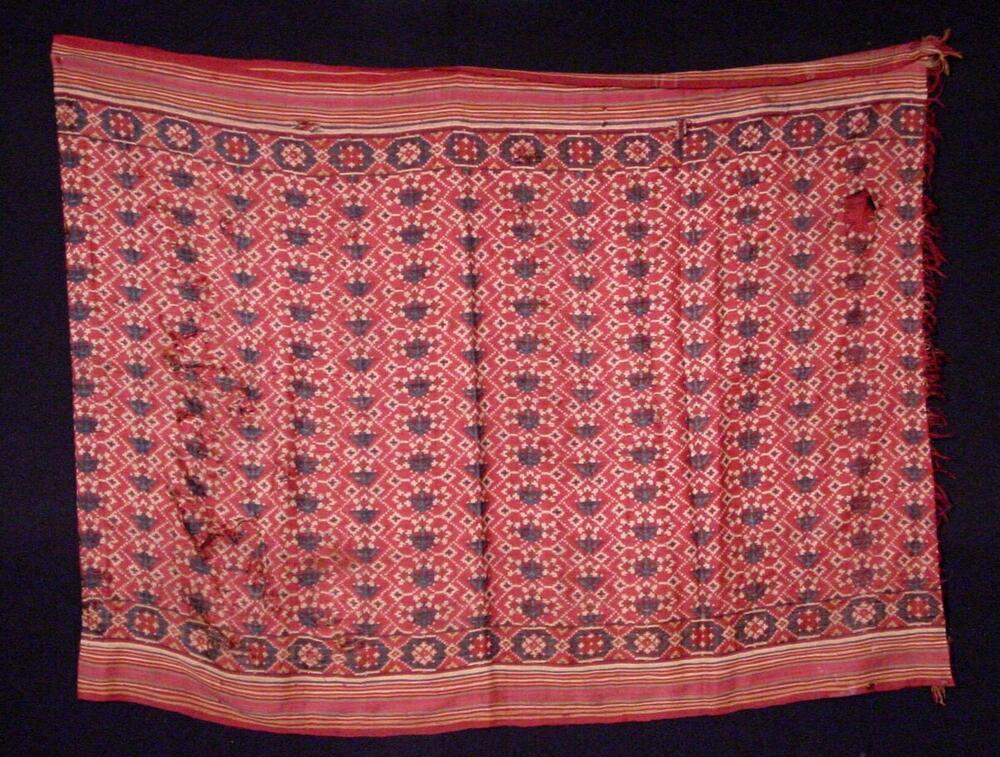 Zijden doek met geometrische motieven in dubbelikat, gebruikt bij ceremoniële aangelegenheden en in…