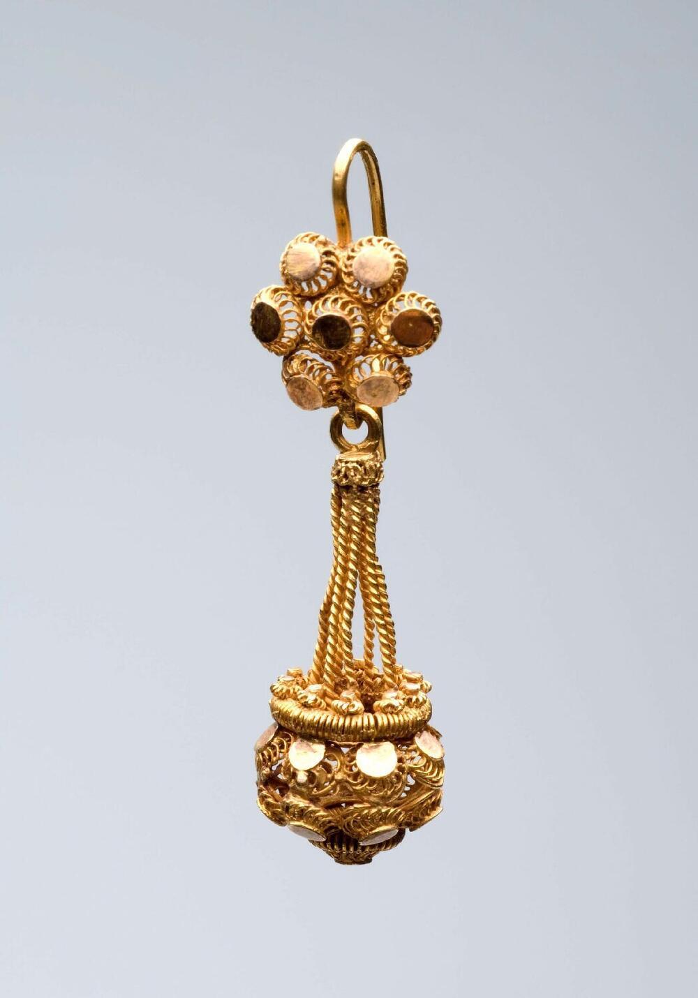 Gouden oorhanger met fijne versiering