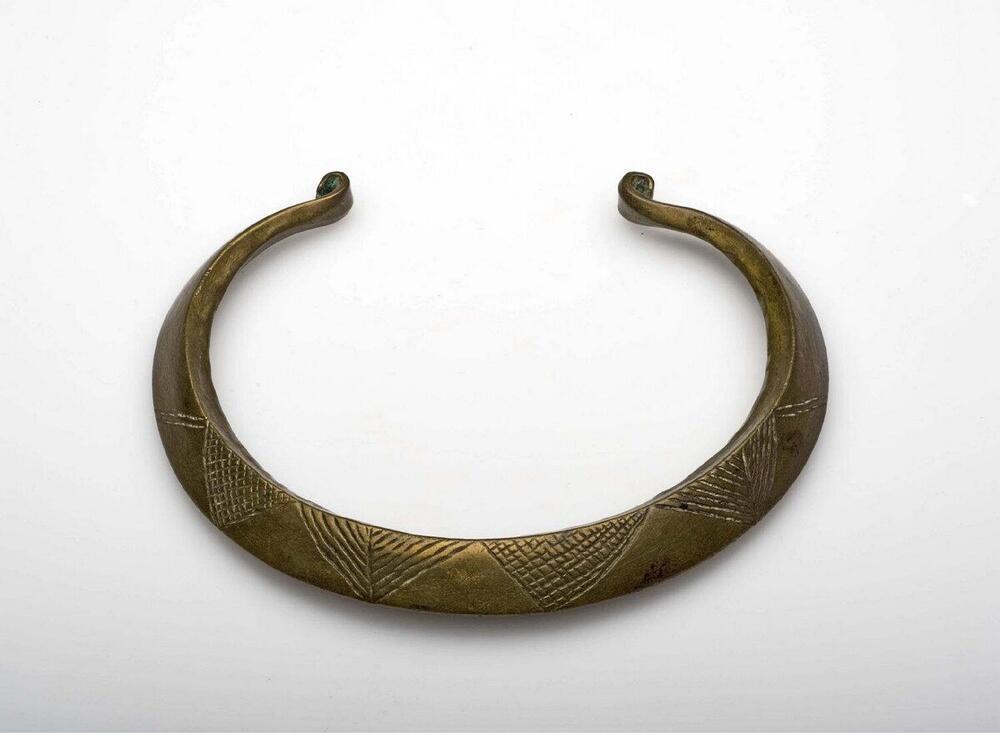 Geelkoperen halsband, versierd met ingekraste driehoeken