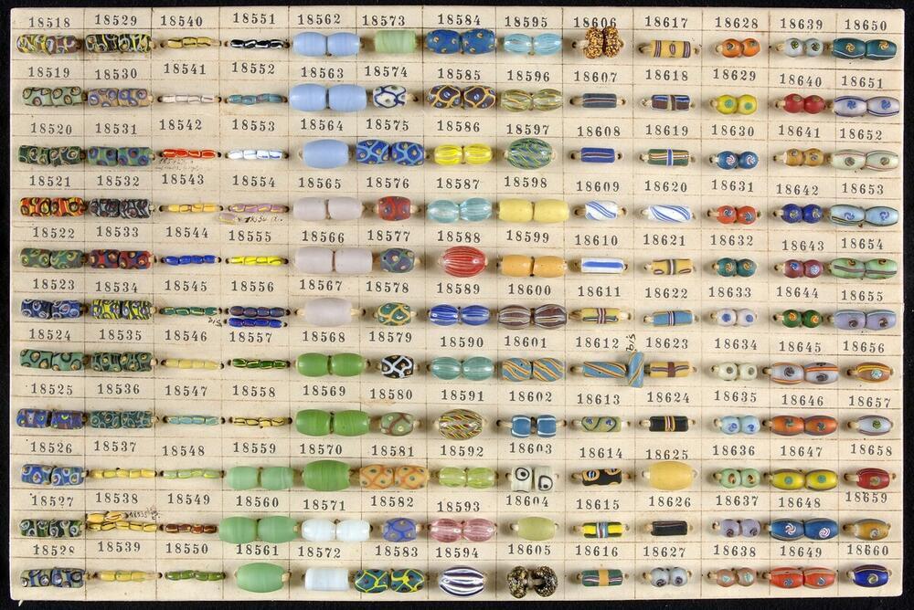 Karton met 143 fantasiekralen [18518 t/m 18660]