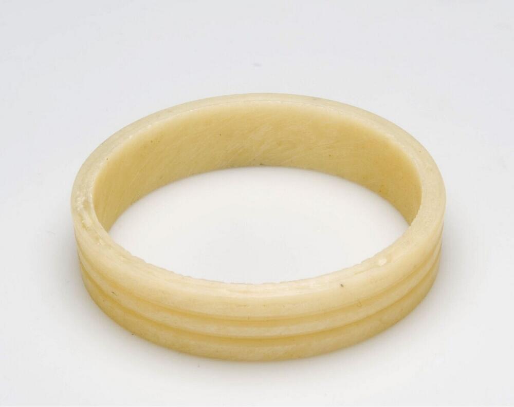 Plastic armband gedragen door vrouwen