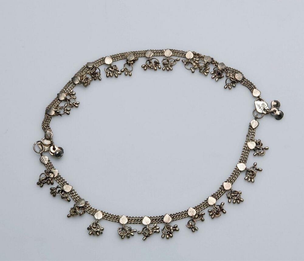Metalen halsketting met harten en lovertjes