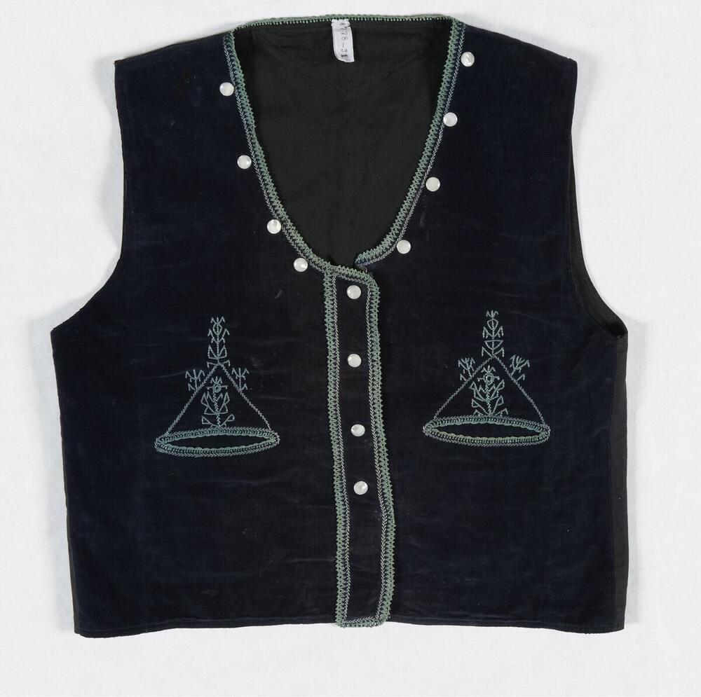 Fluwelen vest met borduurwerk versierd
