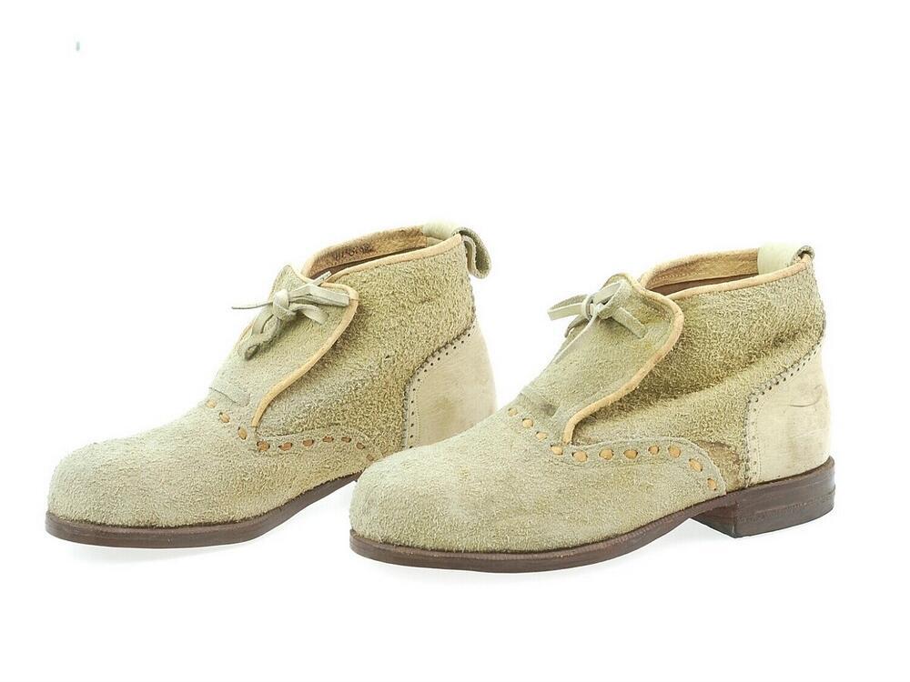 Een paar leren schoenen, onderdeel van het kostuum van een veedrijver, een vaqueiro