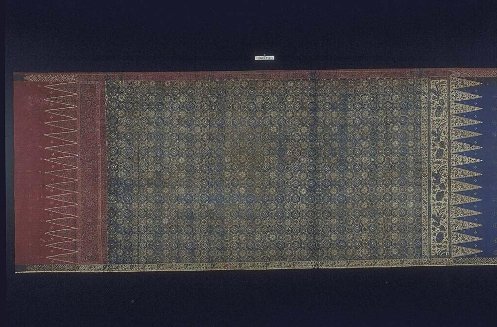 Wikkelrok met geometrische motieven en uiteinden in verschillende kleur