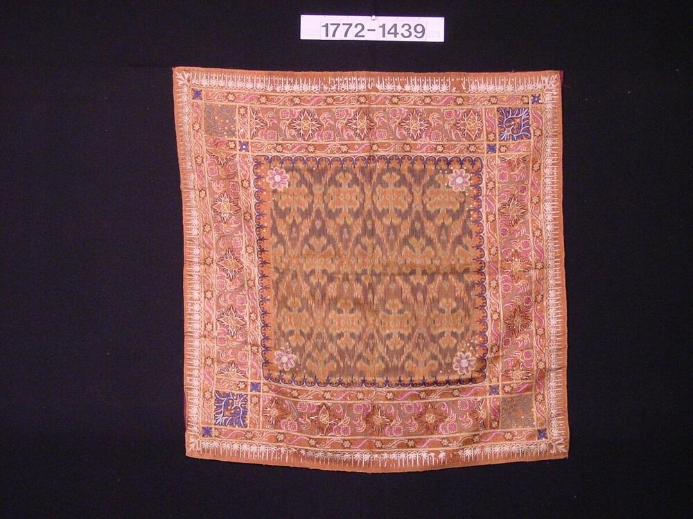 Zijden hoofddoek met ornament in inslagikat en rand van tamboureerwerk