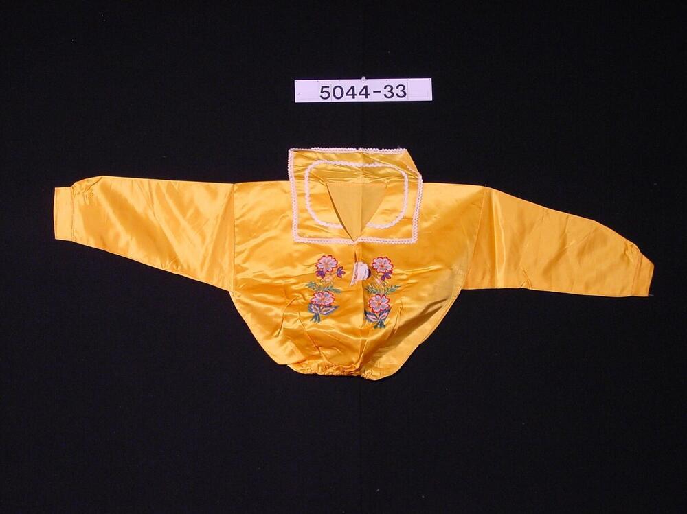 Satijnen vrouwenblouse met borduurwerk versierd