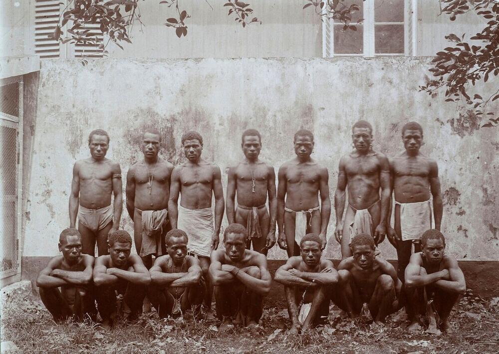 Portret van een groep Papua's uit de Humboldt-baai (?) in Ternate