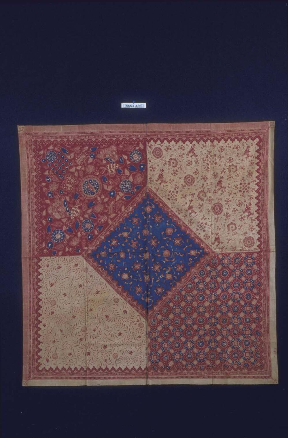 Katoenen hoofddoek voor man met middenruit en hoeken gevuld met verschillende motieven
