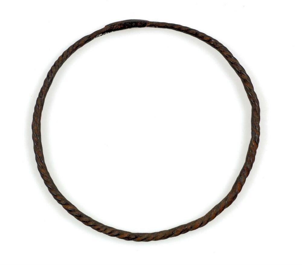 Gedraaide smeedijzeren armband, in het gevecht gebruikt