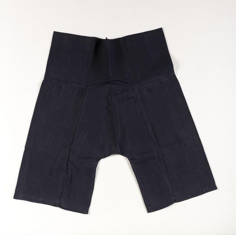 Een wijde katoenen broek gedragen door boeren.