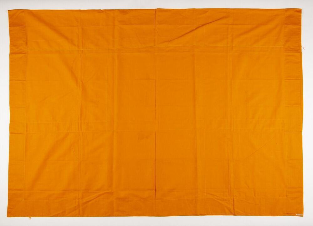Een oranje mousseline mantel, onderdeel van een zesdelige set kleding voor een monnik.
