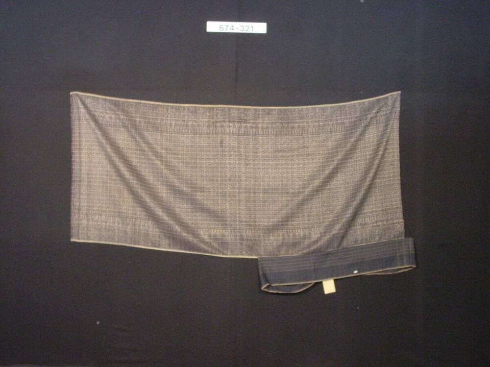 Zijden sarong versierd met ornament van zilverdraad