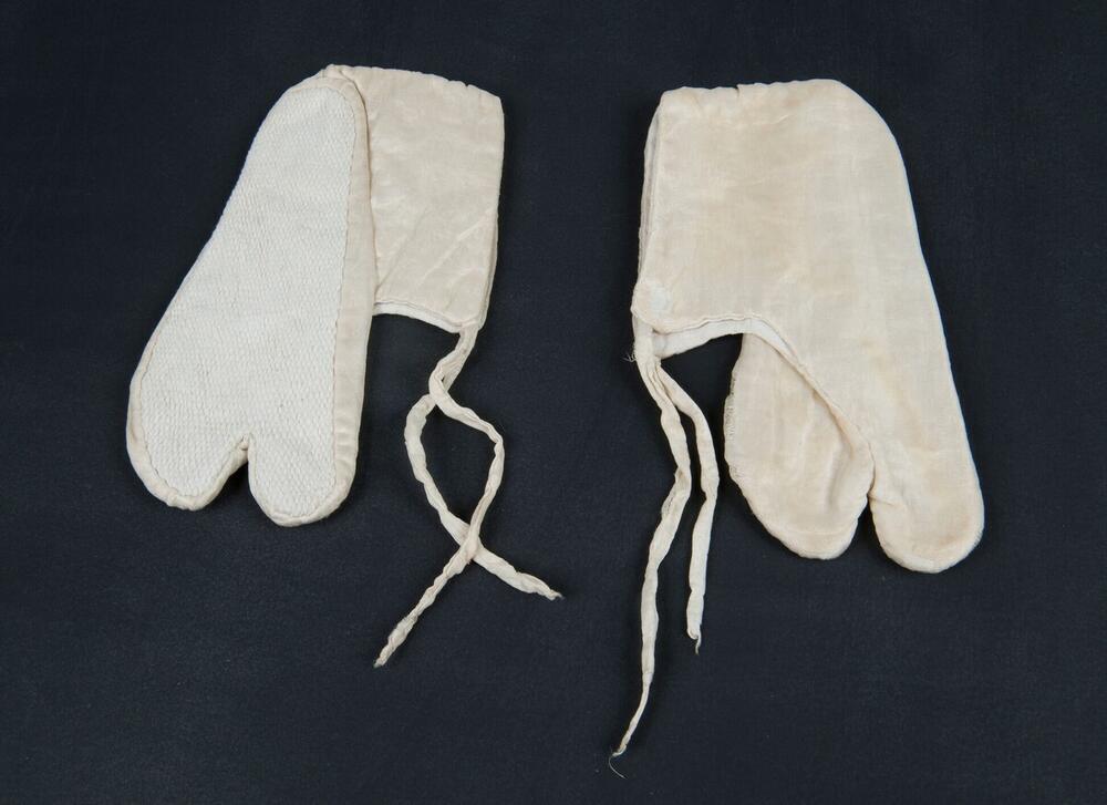 Witte satijnen tabi