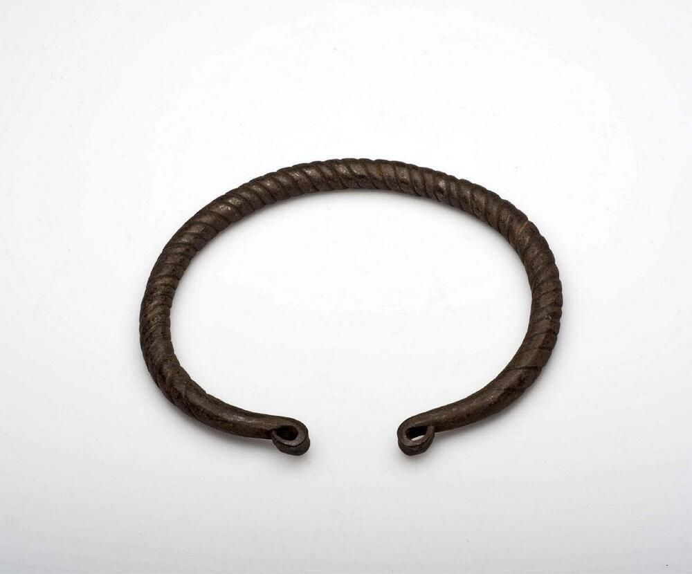 Metalen halsband versierd met ingegraveerde spiralen