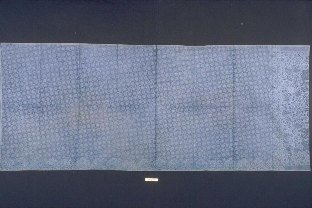 Wikkelrok met geometrische motieven en imitatie-kanten rand